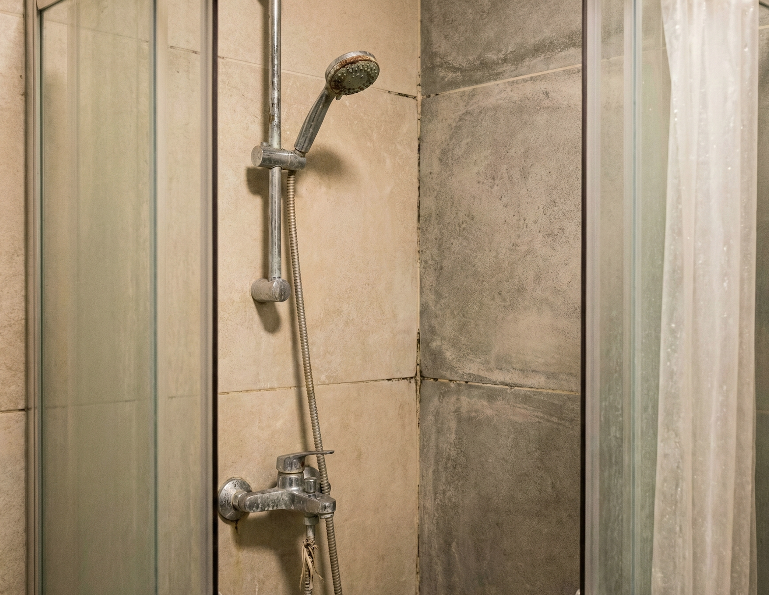 Avant : colonne de douche rouillée aux Almadies (Dakar)